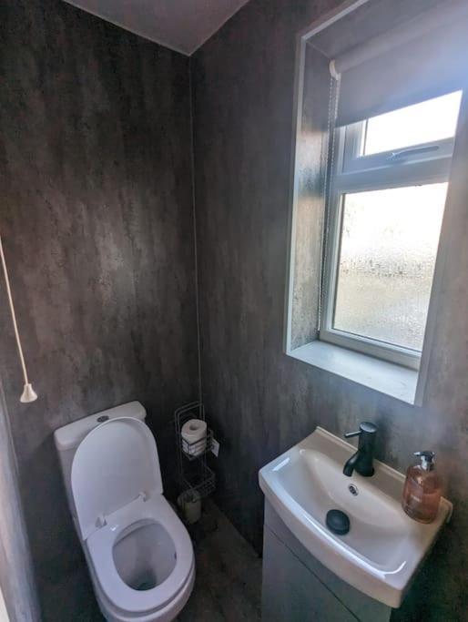 Cottage/Boutique Style - Free Parking & Wi-Fi Кінгстон-апон-Галл Екстер'єр фото